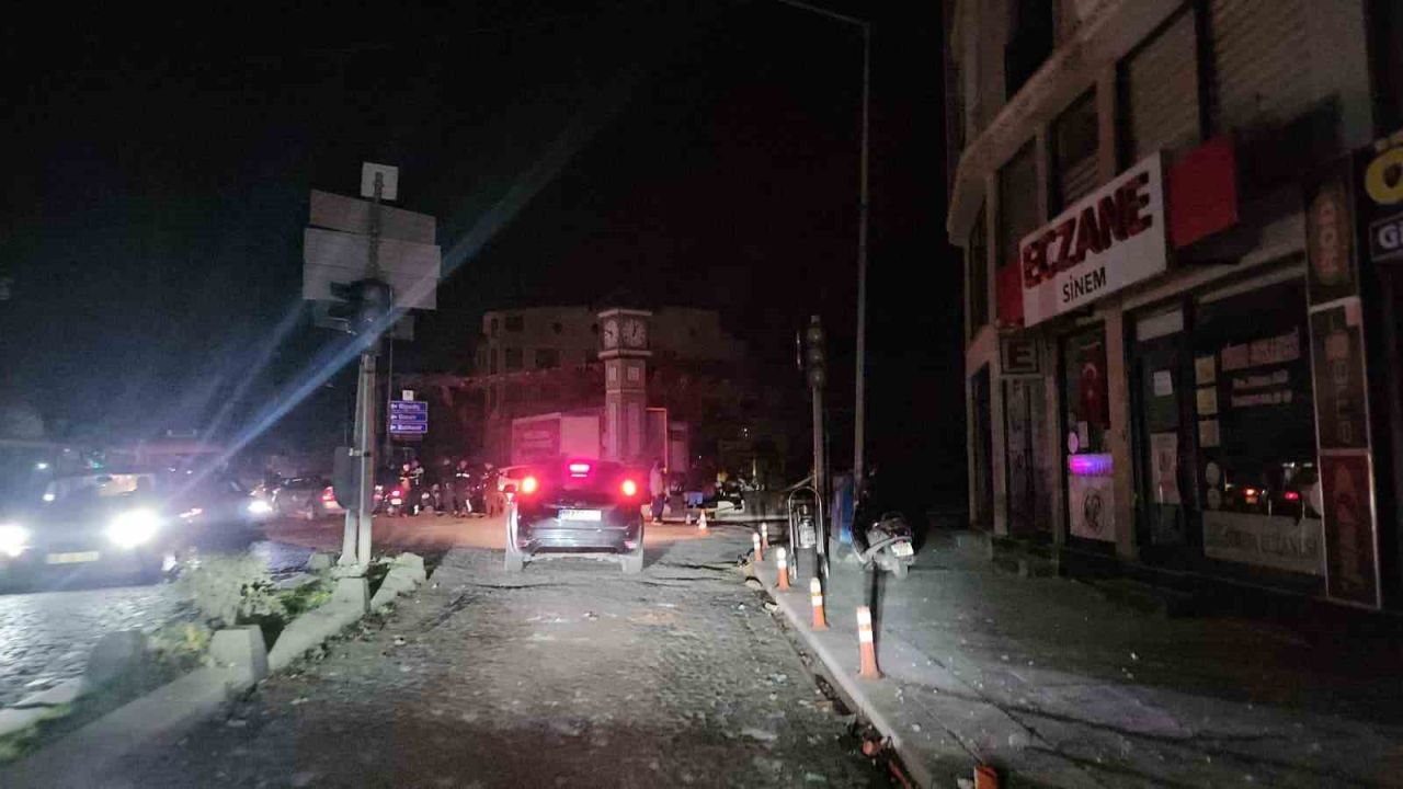 Balıkesir Sındırgı’da 6.1’lik depremde üç bina yıkıldığı öğrenildi