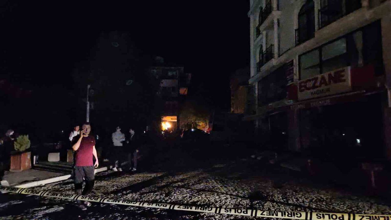 Balıkesir Sındırgı’da 6.1’lik depremde üç bina yıkıldığı öğrenildi