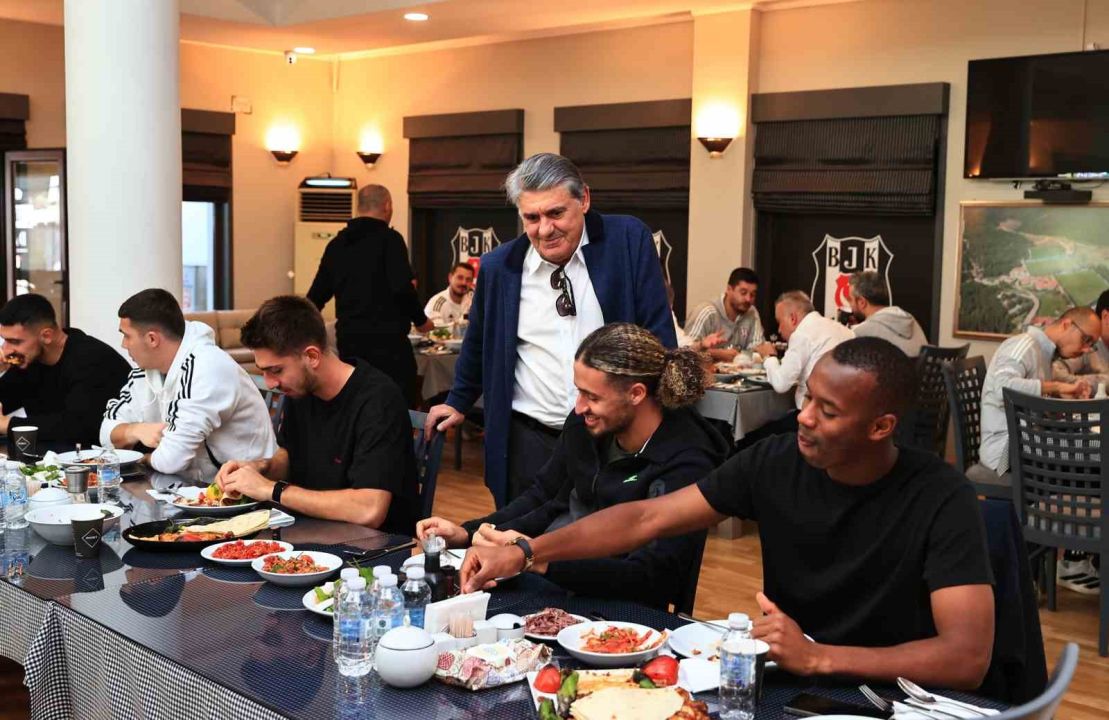 Beşiktaş Başkanı Serdal Adalı, Fenerbahçe derbisi öncesi futbol A takımıyla buluştu
