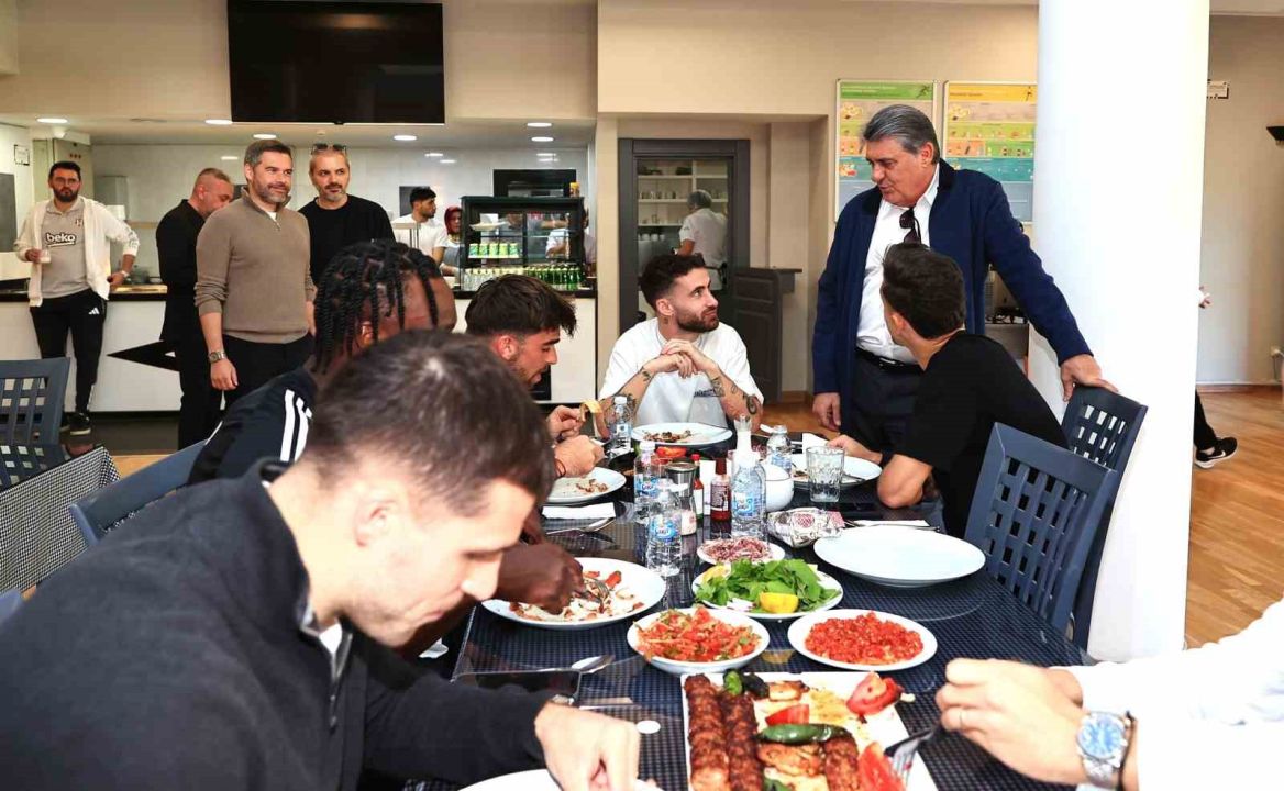 Beşiktaş Başkanı Serdal Adalı, Fenerbahçe derbisi öncesi futbol A takımıyla buluştu