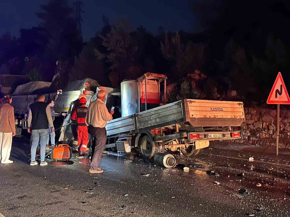 Ege'de süt toplama aracı TIR'a çarptı, 1 ölü!