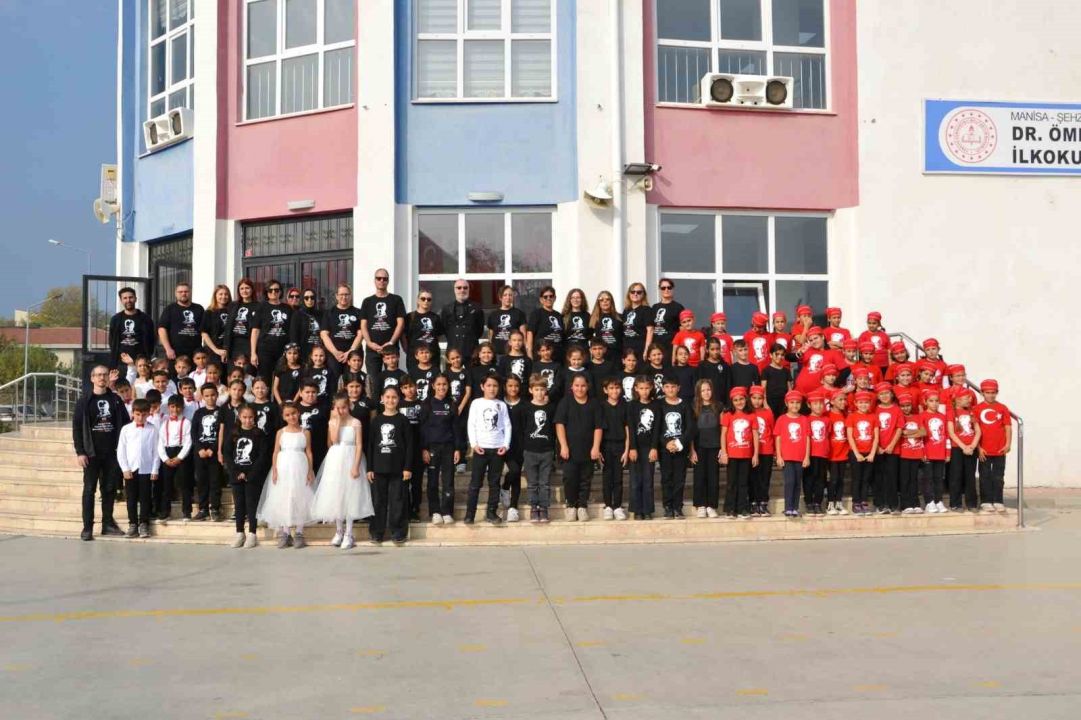 Manisa'da ‘Son Balo’ gösterisi ile 10 Kasım’a özel anma