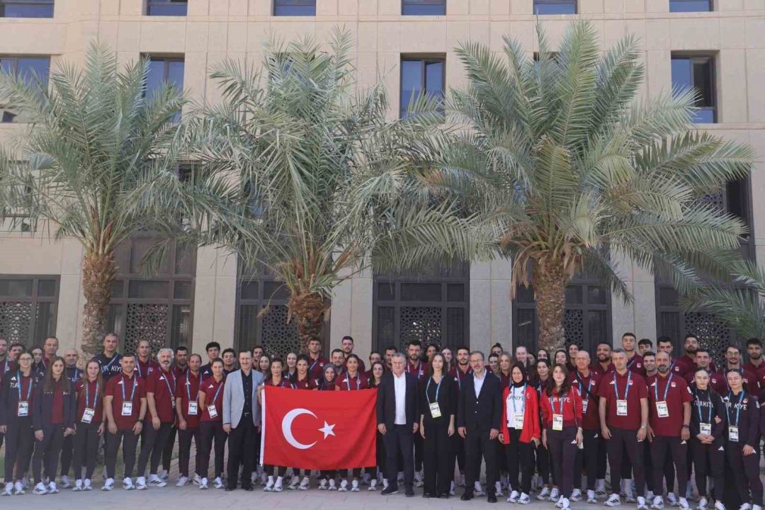 Bakan Bak, Suudi Arabistan’da milli sporcularla bir araya geldi