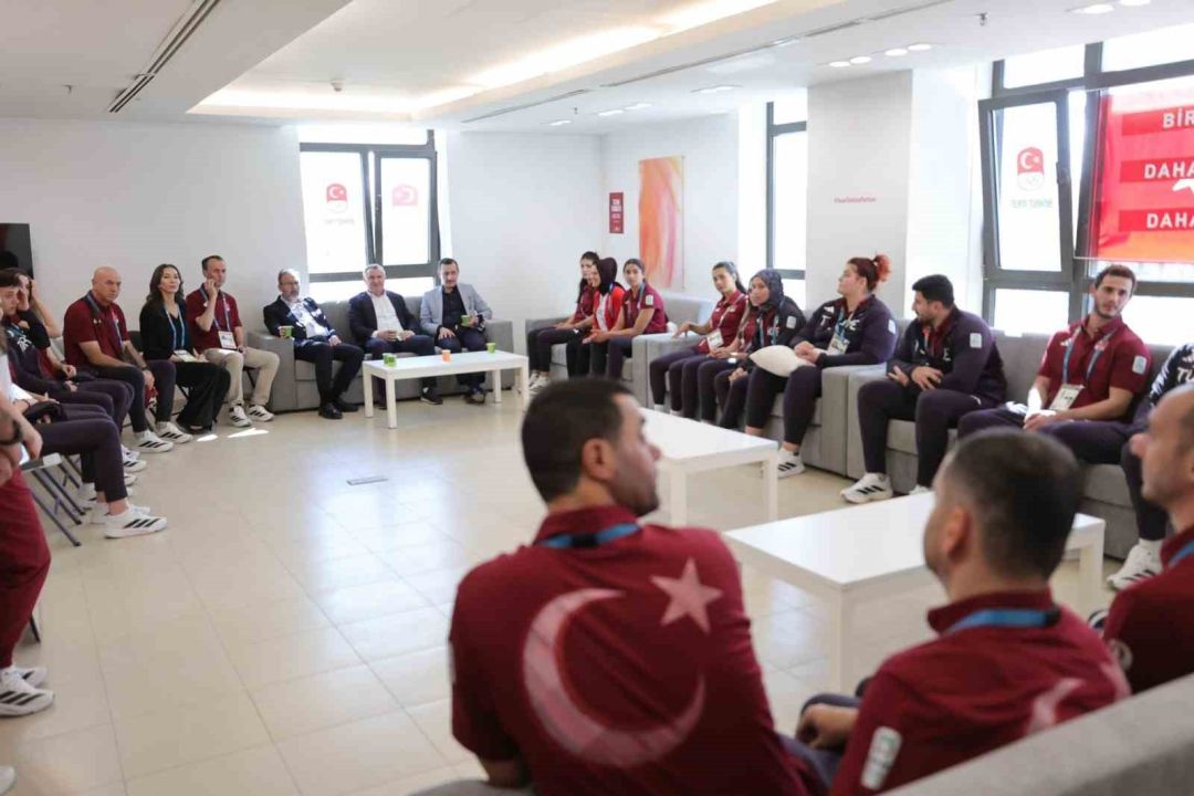 Bakan Bak, Suudi Arabistan’da milli sporcularla bir araya geldi