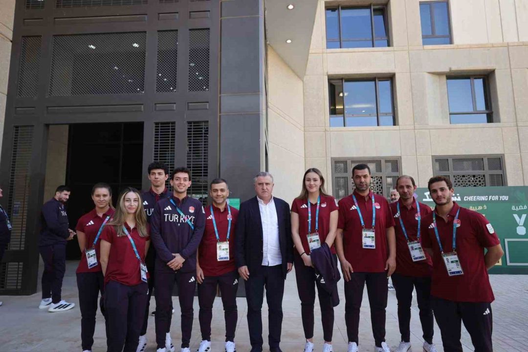 Bakan Bak, Suudi Arabistan’da milli sporcularla bir araya geldi