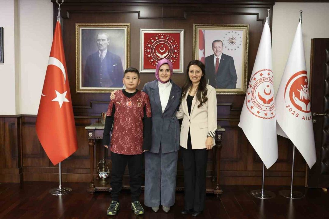 Bakan Göktaş şehidin oğlunun doğum gününü bakanlıkta kutladı