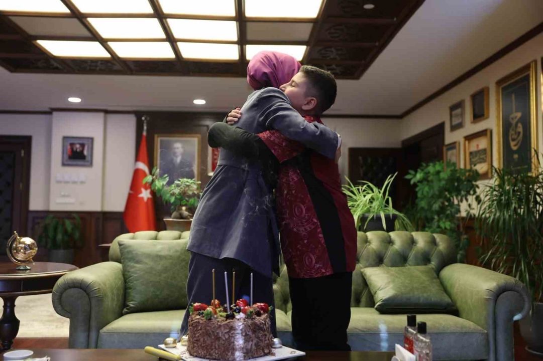 Bakan Göktaş şehidin oğlunun doğum gününü bakanlıkta kutladı