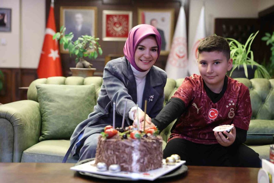Bakan Göktaş şehidin oğlunun doğum gününü bakanlıkta kutladı