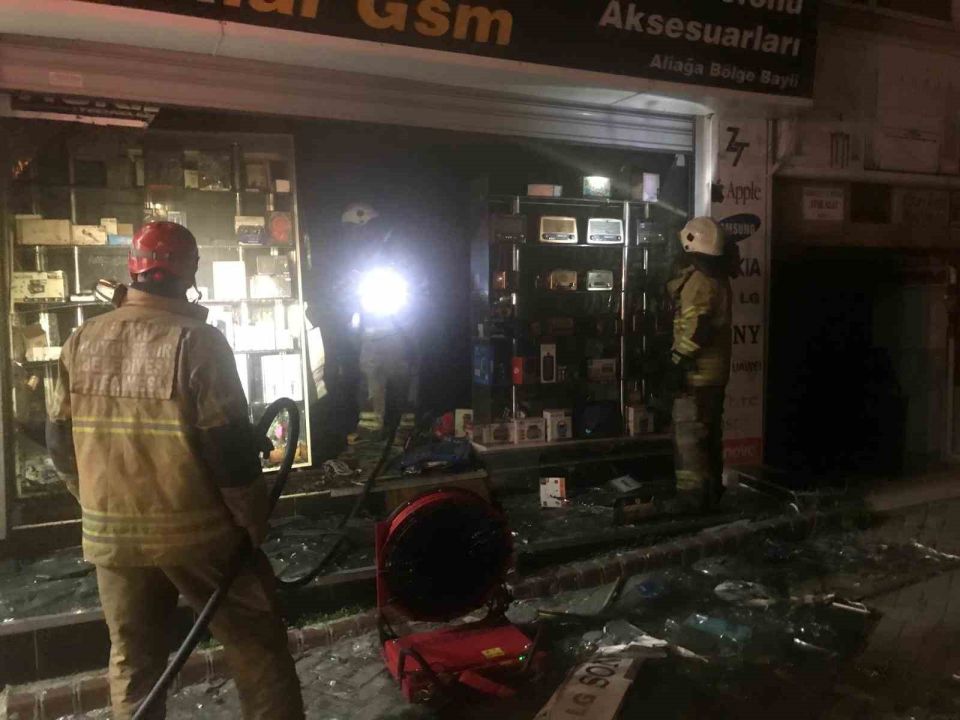 Cep telefonu aksesuar mağazasında yangın!
