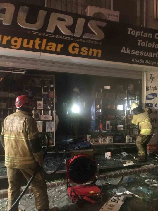Cep telefonu aksesuar mağazasında yangın!