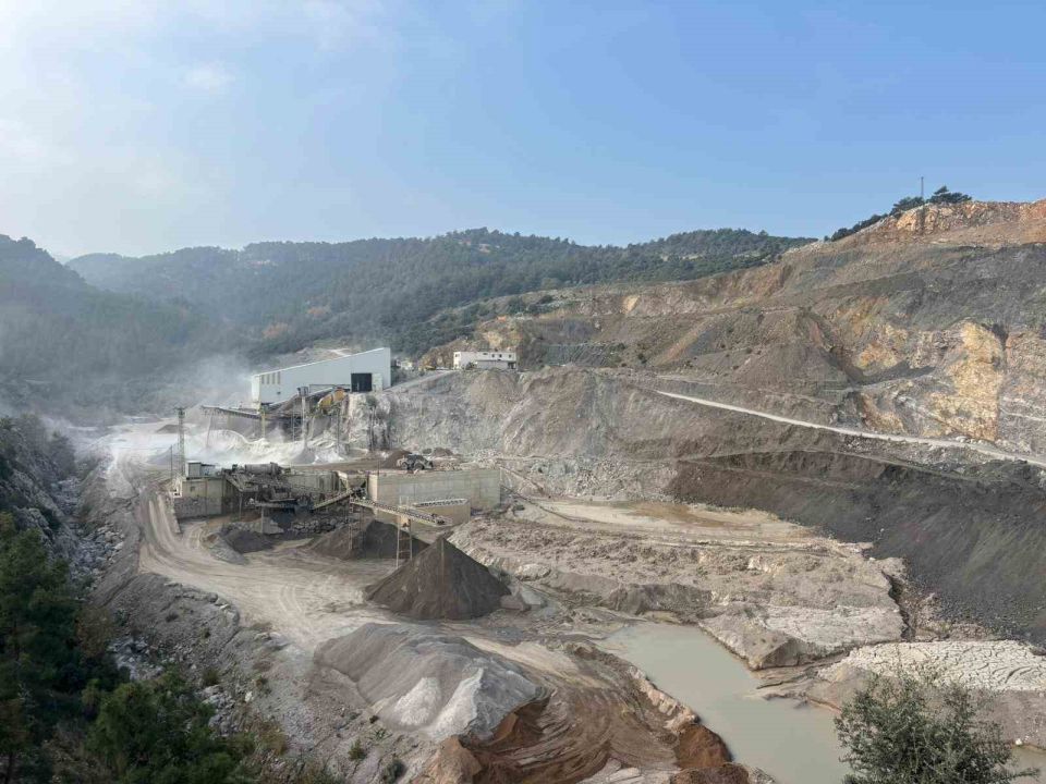 Manisa'da atık suyu dereye boşaltan taş ocağına yasal işlem!