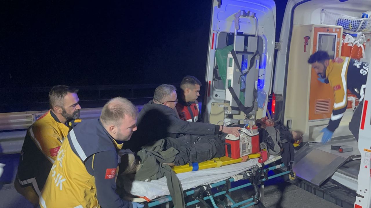 İzmir-Ankara Asfaltı'nda feci kaza: Kamyonete arkadan çarpan otomobil hurdaya döndü 1 ölü, 2 yaralı!
