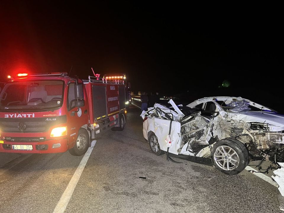 İzmir-Ankara Asfaltı'nda feci kaza: Kamyonete arkadan çarpan otomobil hurdaya döndü 1 ölü, 2 yaralı!