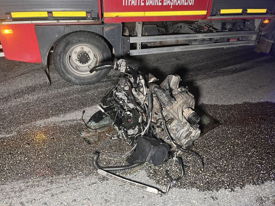 İzmir-Ankara Asfaltı'nda feci kaza: Kamyonete arkadan çarpan otomobil hurdaya döndü 1 ölü, 2 yaralı!