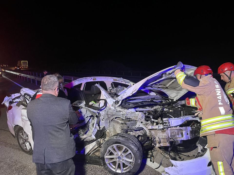 İzmir-Ankara Asfaltı'nda feci kaza: Kamyonete arkadan çarpan otomobil hurdaya döndü 1 ölü, 2 yaralı!