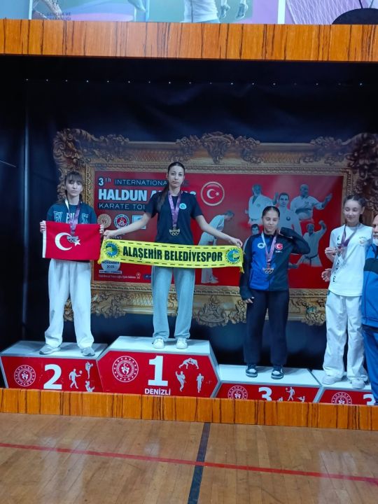 Manisalı karateciler Denizli’den madalyalarla döndü