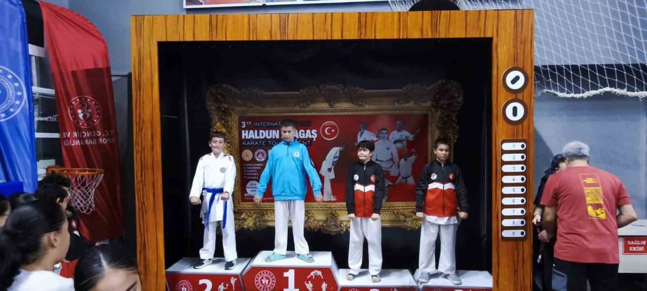 Manisalı karateciler Denizli’den madalyalarla döndü