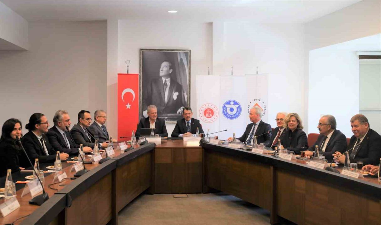 İzmir'de ‘Aile Mahkemeleri Hukuk Kliniği’ dersi tamamlandı