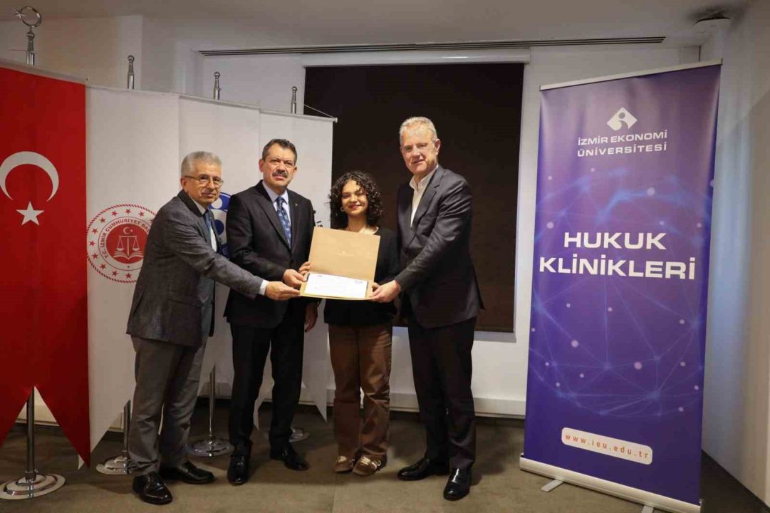 İzmir'de ‘Aile Mahkemeleri Hukuk Kliniği’ dersi tamamlandı