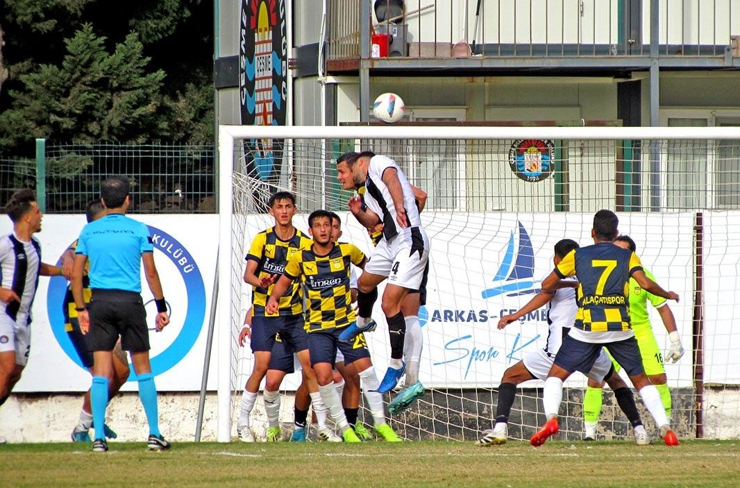 Çeşme’de derbi mücadelesinde gol sesi çıkmadı