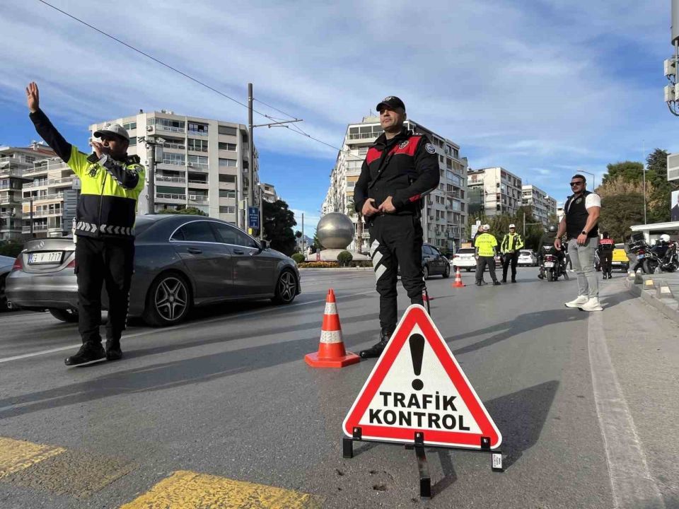 İzmir 'de 30 farklı noktada dar alan uygulaması: 258 araca ceza kesildi!