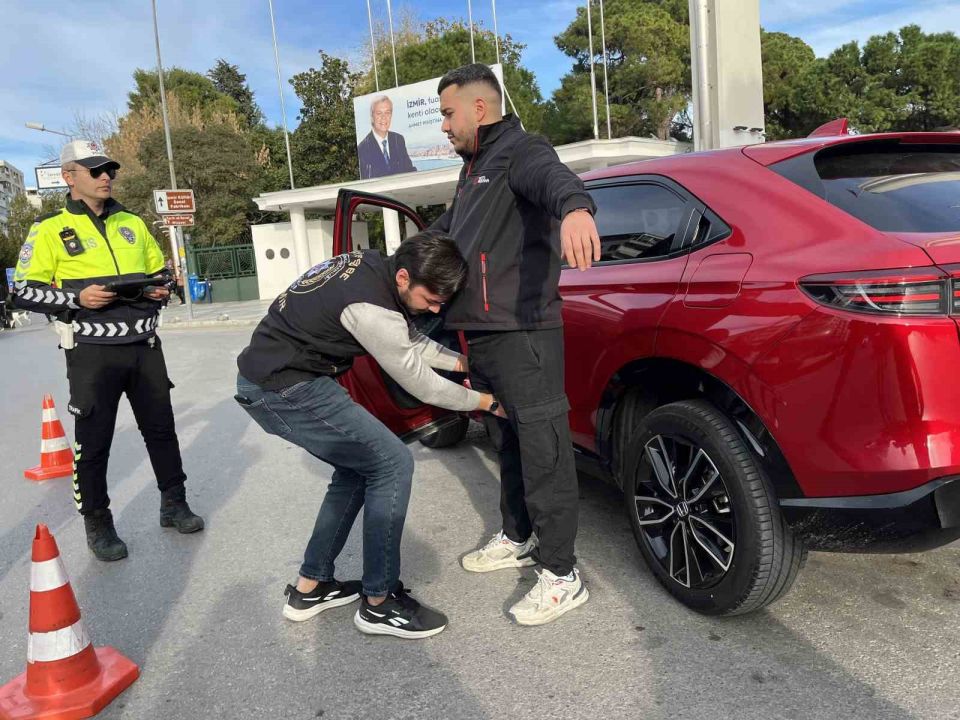 İzmir 'de 30 farklı noktada dar alan uygulaması: 258 araca ceza kesildi!