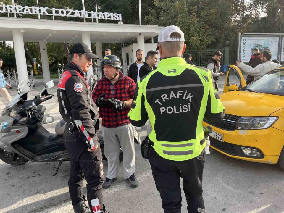 İzmir 'de 30 farklı noktada dar alan uygulaması: 258 araca ceza kesildi!