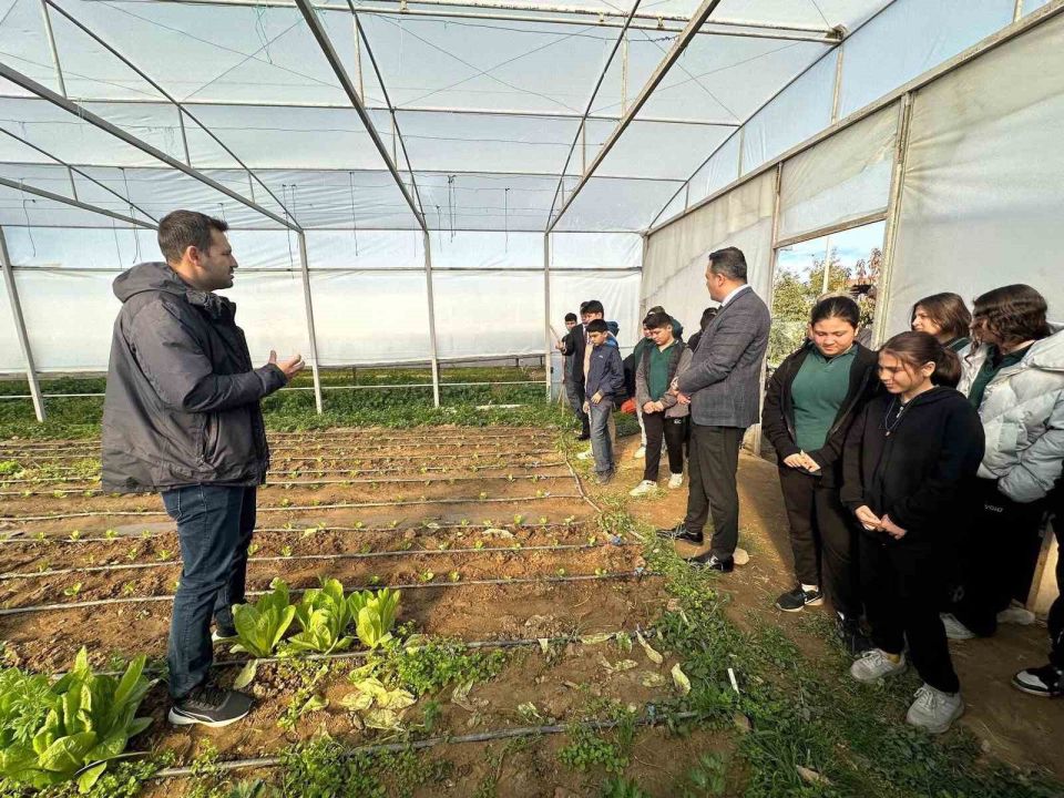 Kaymakam Dalak öğrencilerle dikiş dikip çapa yaptı