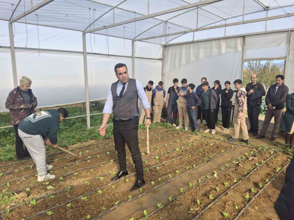 Kaymakam Dalak öğrencilerle dikiş dikip çapa yaptı