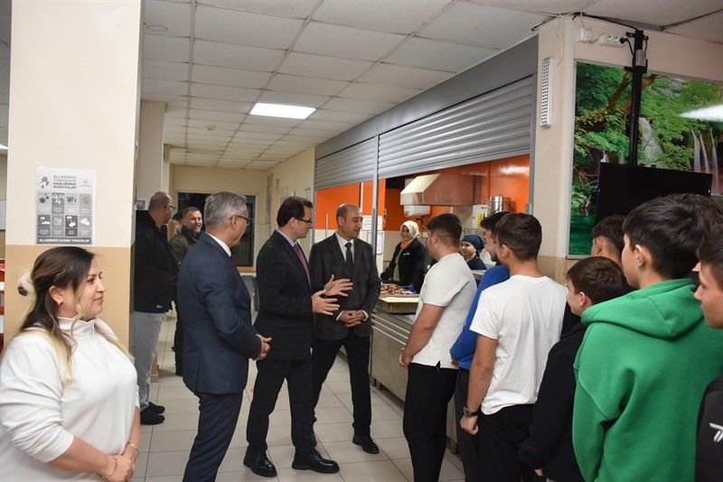 Kaymakam Güldoğan pansiyonda öğrencilerle yemek yedi