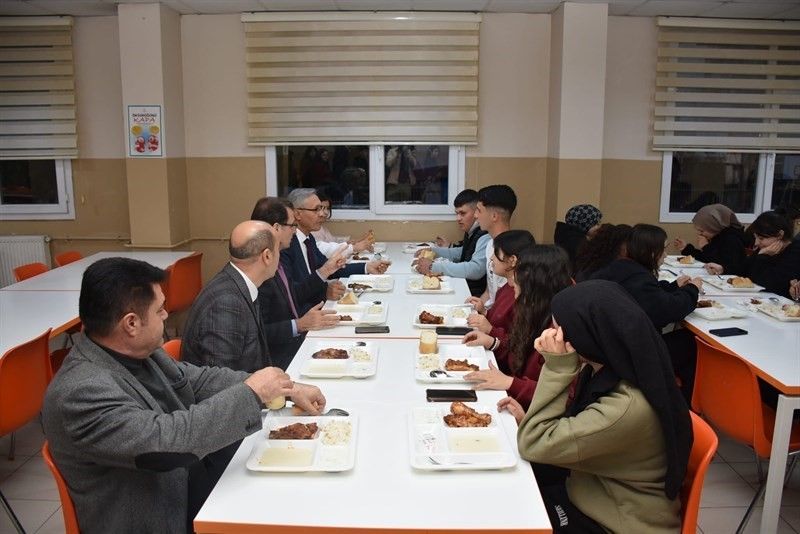Kaymakam Güldoğan pansiyonda öğrencilerle yemek yedi