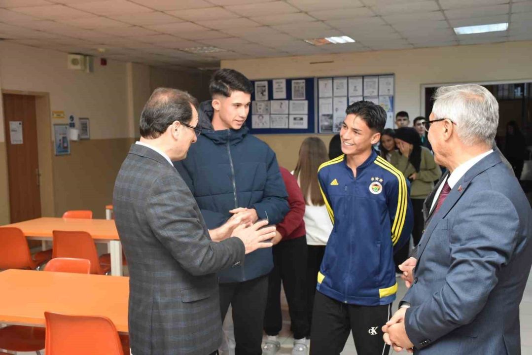 Kaymakam Güldoğan pansiyonda öğrencilerle yemek yedi