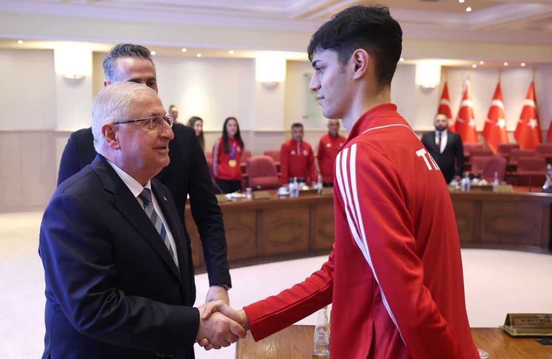 Bakan Güler’den Tekvando Milli Takımı’na tebrik