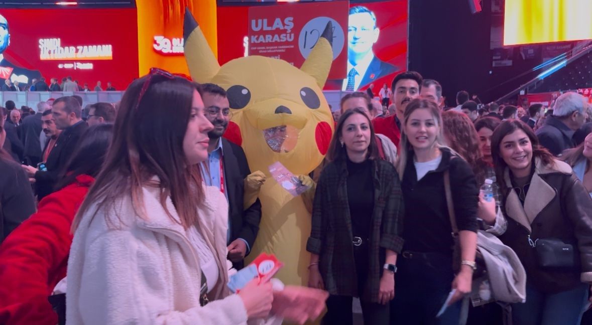 CHP Kurultayı’na bir kişi Pikachu kostümüyle katıldı