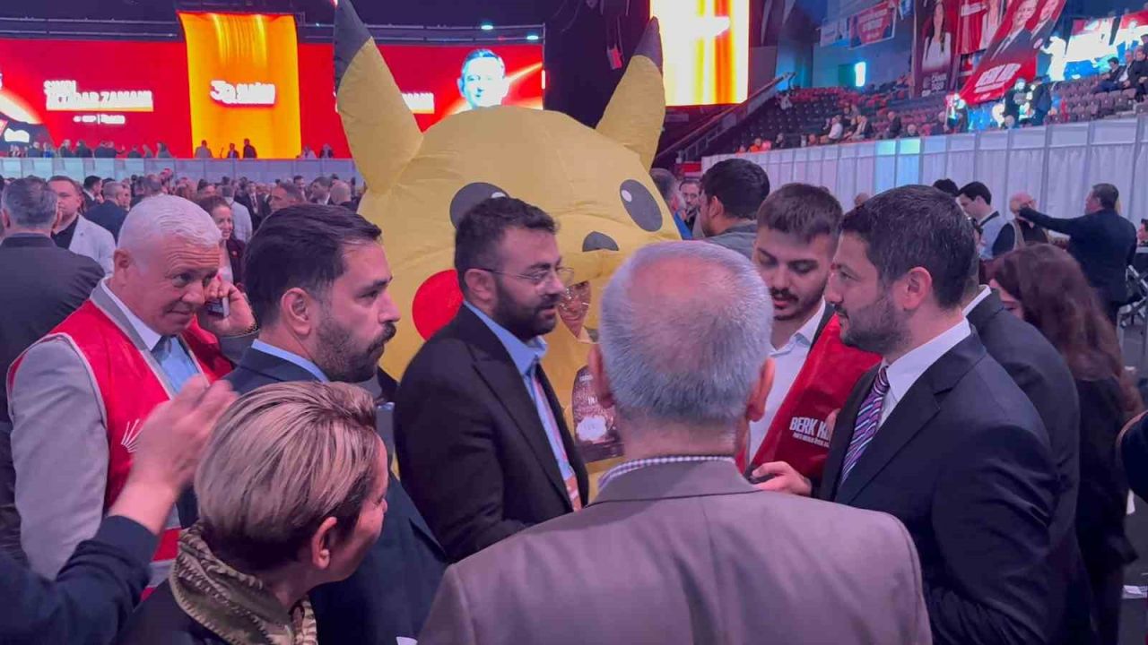 CHP Kurultayı’na bir kişi Pikachu kostümüyle katıldı
