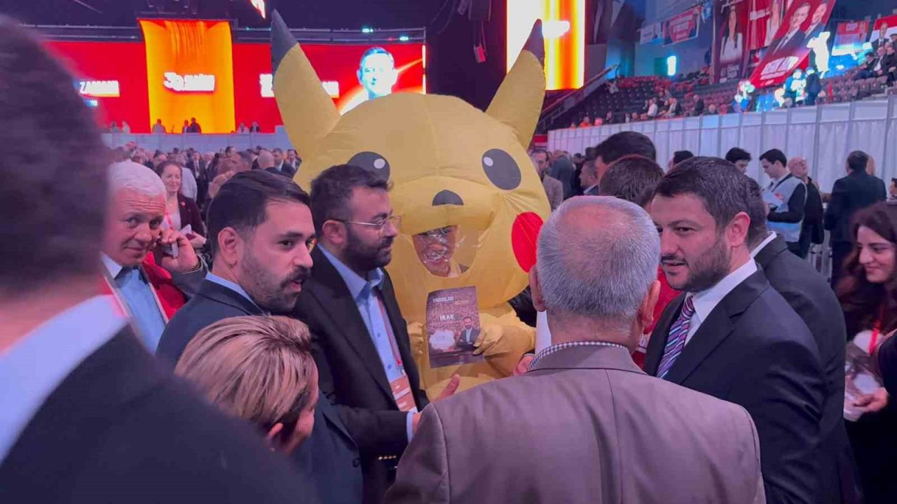 CHP Kurultayı’na bir kişi Pikachu kostümüyle katıldı