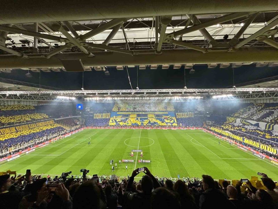 Fenerbahçeli taraftarlardan derbiye özel koreografi