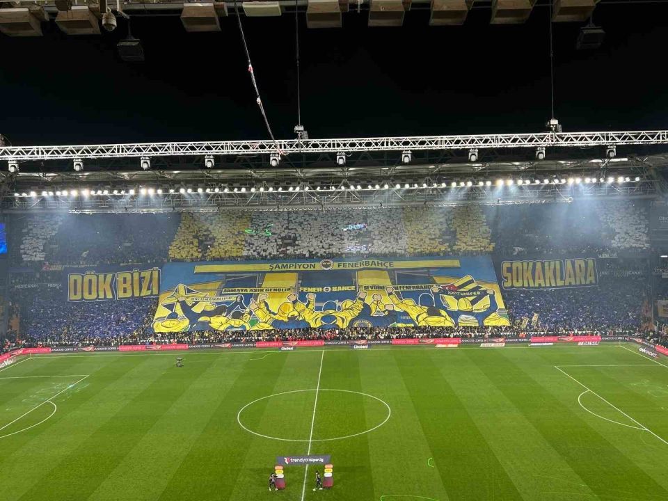 Fenerbahçeli taraftarlardan derbiye özel koreografi