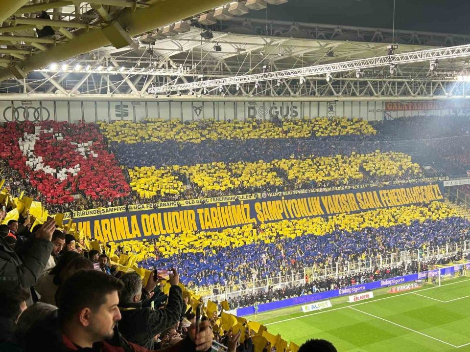 Fenerbahçeli taraftarlardan derbiye özel koreografi