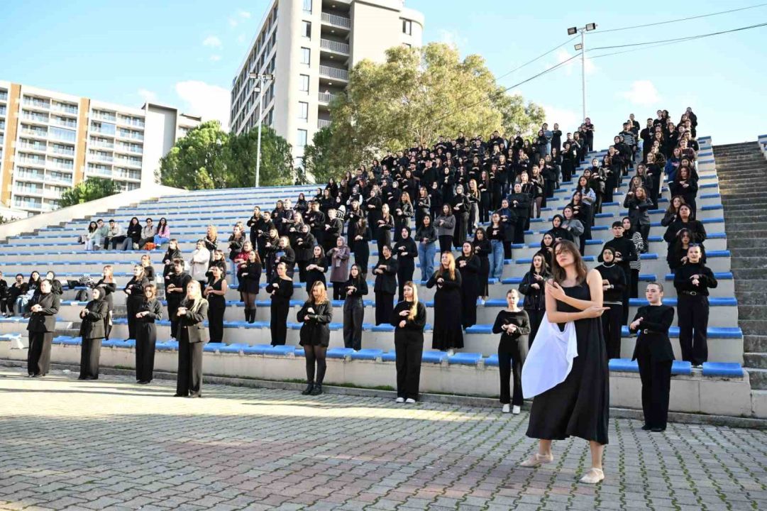MCBÜ’de 300 öğrenciden "Karsu - Zaman" işaret dili performansı
