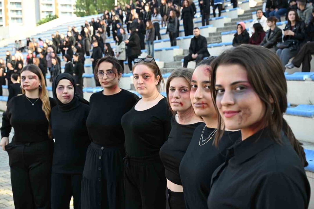 MCBÜ’de 300 öğrenciden "Karsu - Zaman" işaret dili performansı