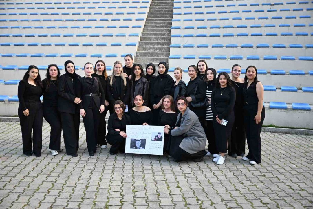 MCBÜ’de 300 öğrenciden "Karsu - Zaman" işaret dili performansı