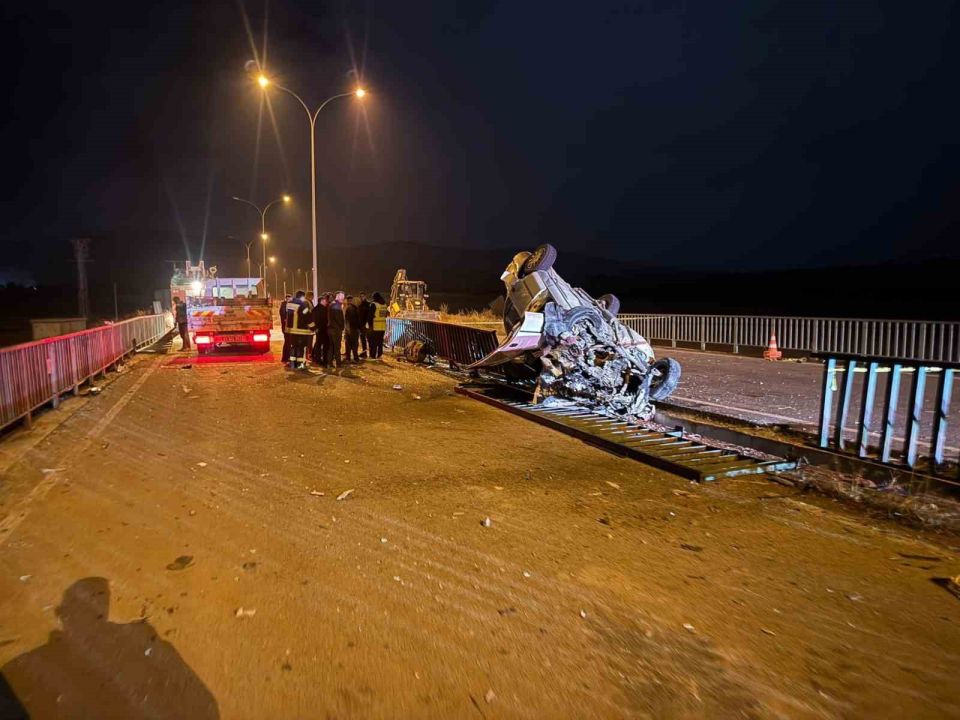 Köprü demirlerine çarpan araç hurdaya döndü: 1 ölü, 3 yaralı!