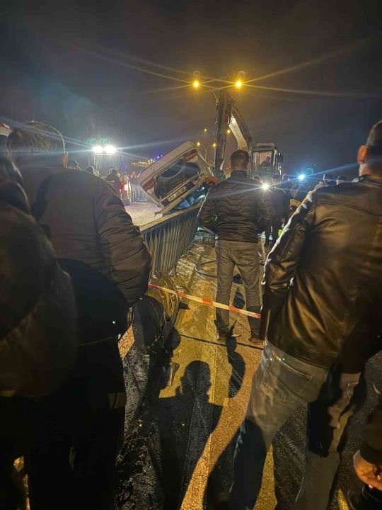 Köprü demirlerine çarpan araç hurdaya döndü: 1 ölü, 3 yaralı!