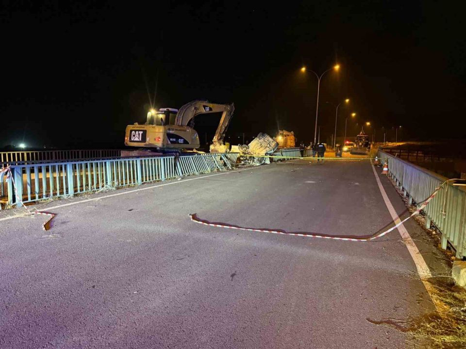 Köprü demirlerine çarpan araç hurdaya döndü: 1 ölü, 3 yaralı!