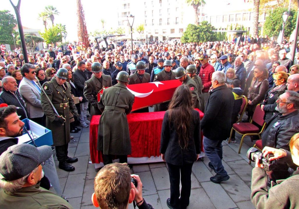 Çeşme’nin eski Belediye Başkanı Tütüncüoğlu, son yolculuğuna uğurlandı