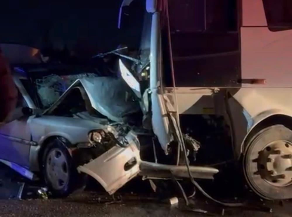 Ege'de işçi servisi ile otomobil çarpıştı: 1 ölü, 13 yaralı!
