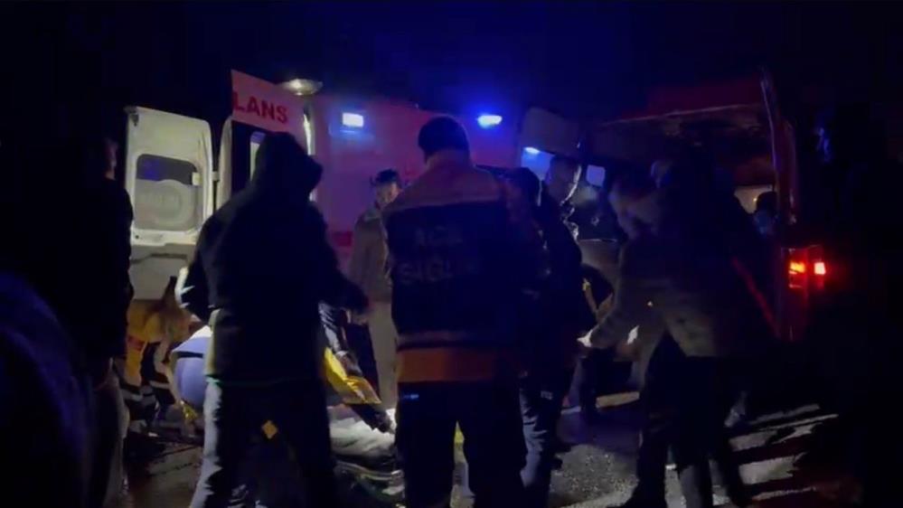 Ege'de işçi servisi ile otomobil çarpıştı: 1 ölü, 13 yaralı!