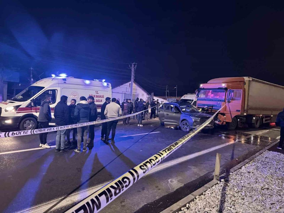 Ege'de feci kaza: Tırla otomobilin çarpıştığı kazada 7 kişi yaralandı