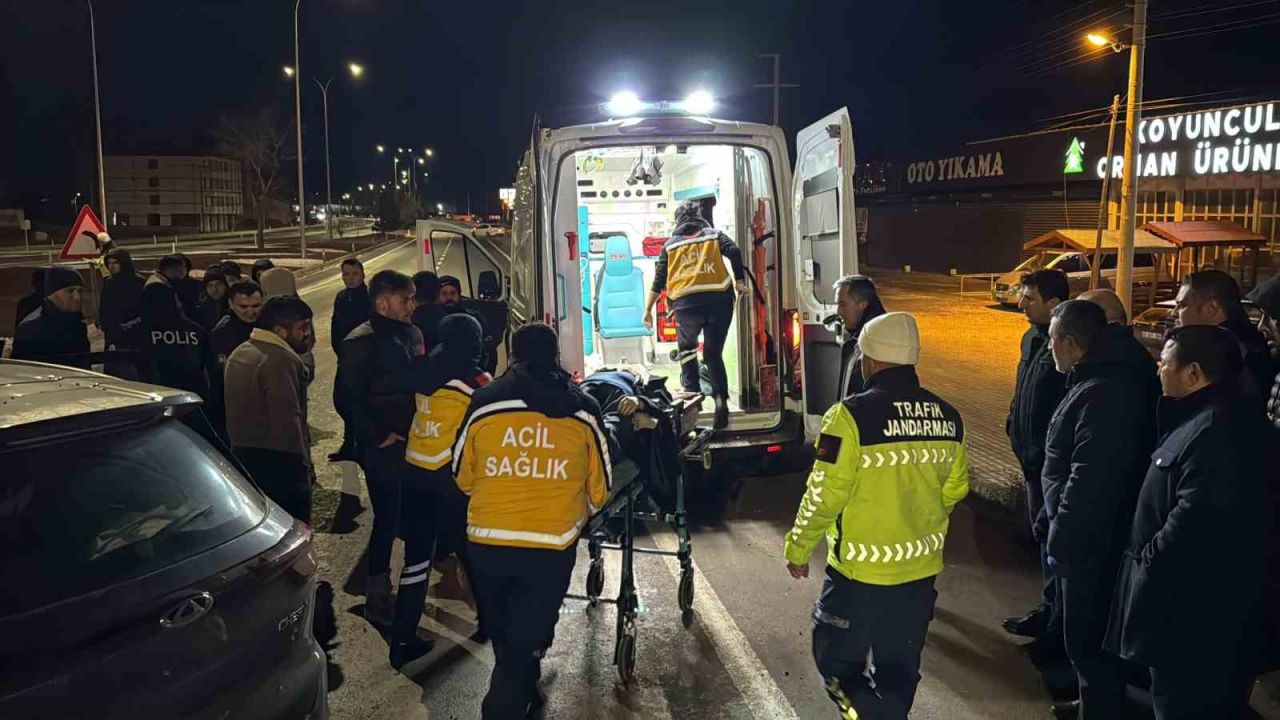 Ege'de feci kaza: Tırla otomobilin çarpıştığı kazada 7 kişi yaralandı